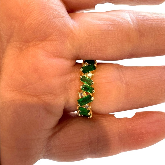 Elegant emerald and diamond gold band. Size 7. NEW - Picture 4 of 6